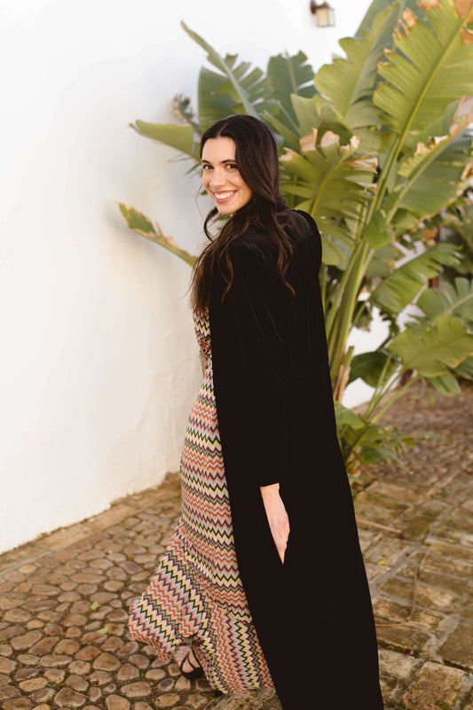 abrigo de terciopelo negro invitada