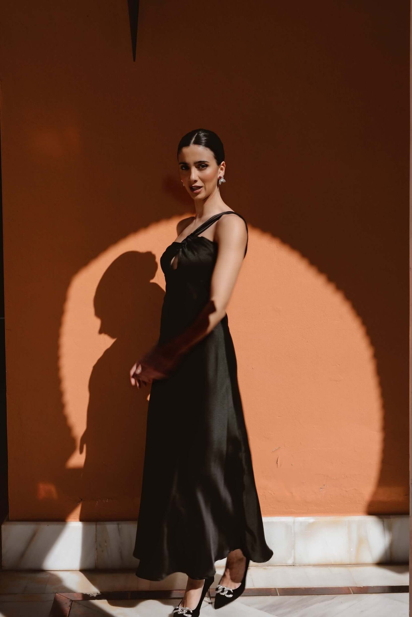 vestido invitada midi asimetrico