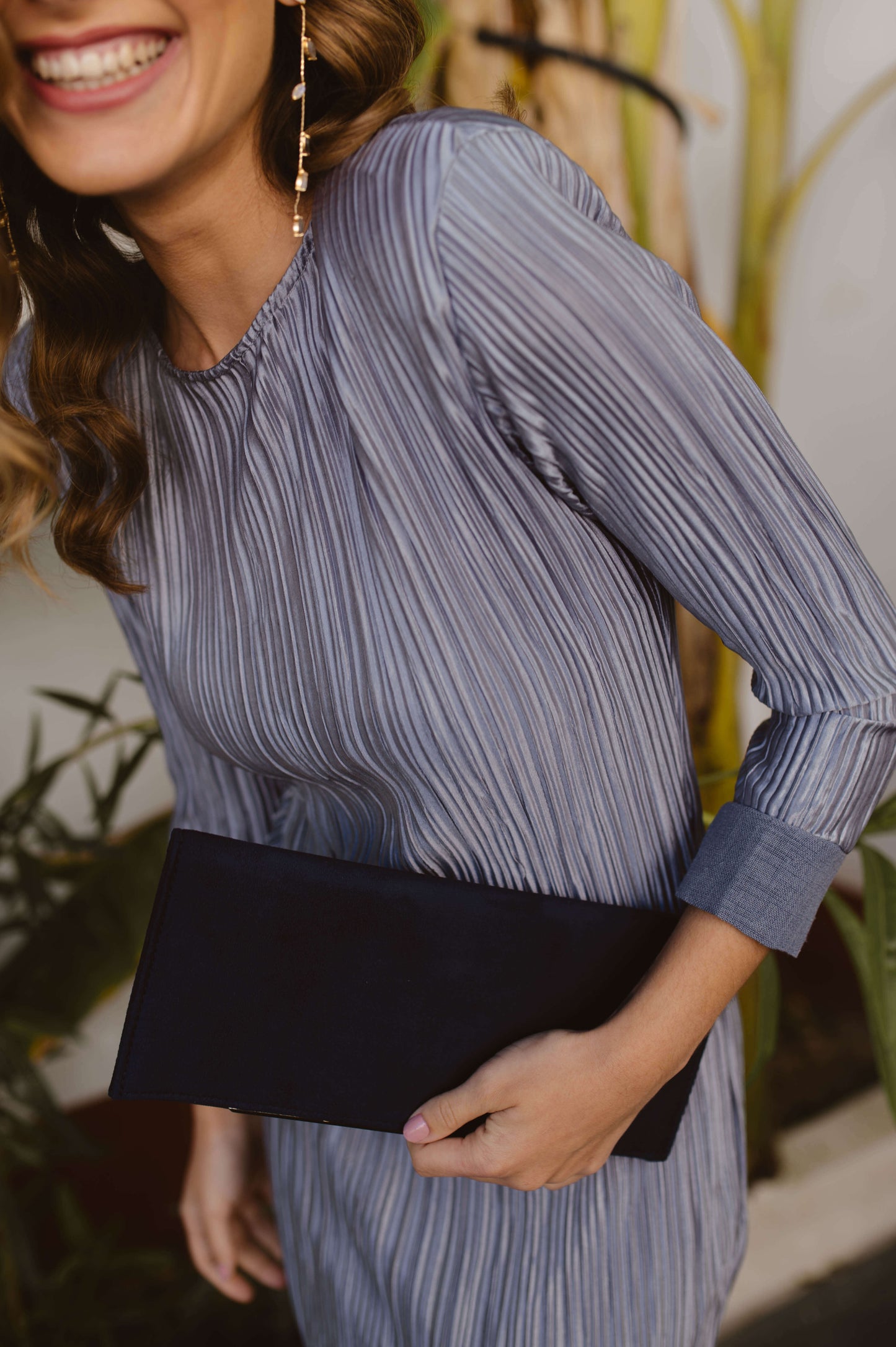 Vestido de invitada midi plisado azul plata manga larga