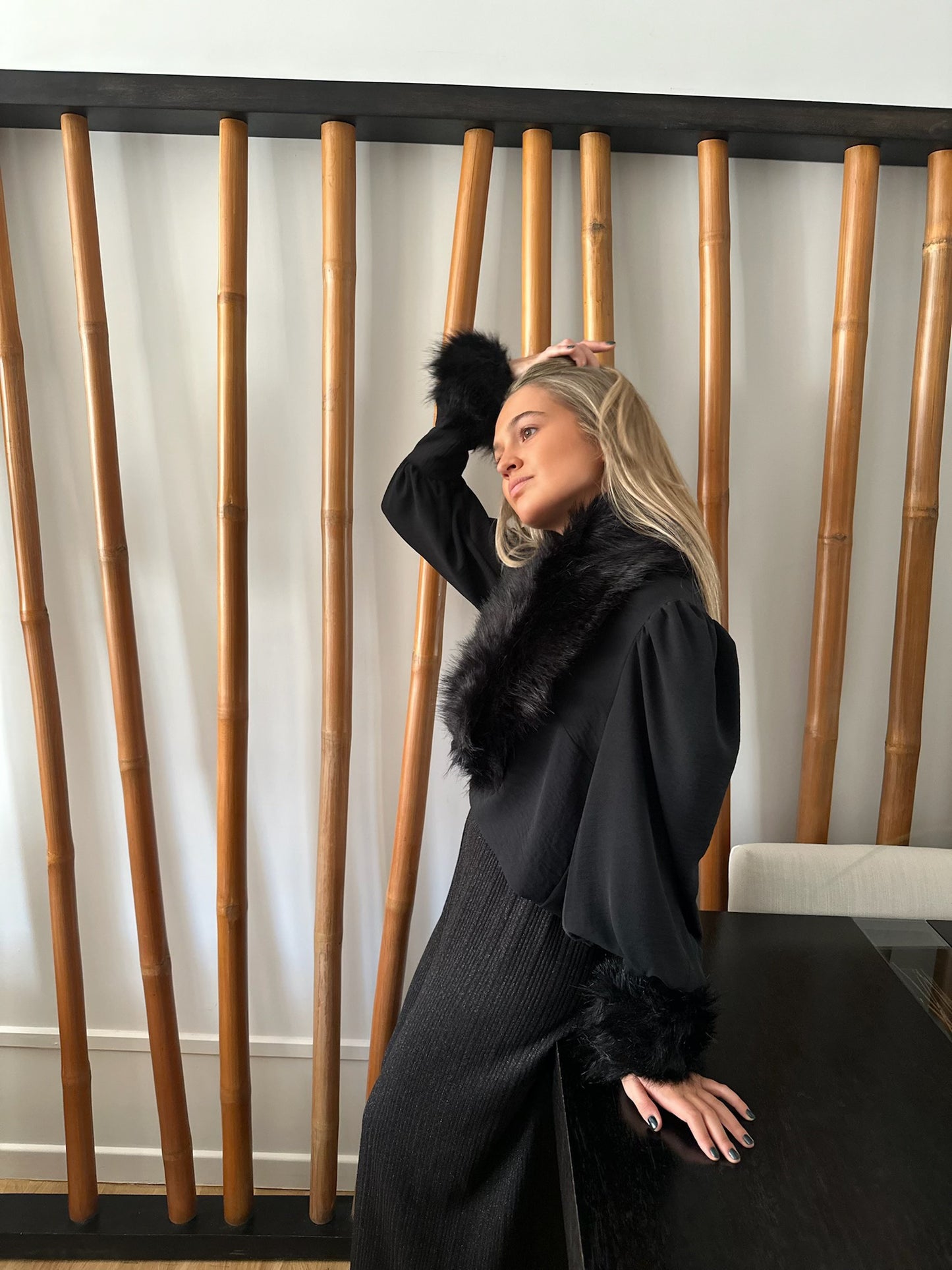 Puños de pelo negro EOS - Invitada invierno