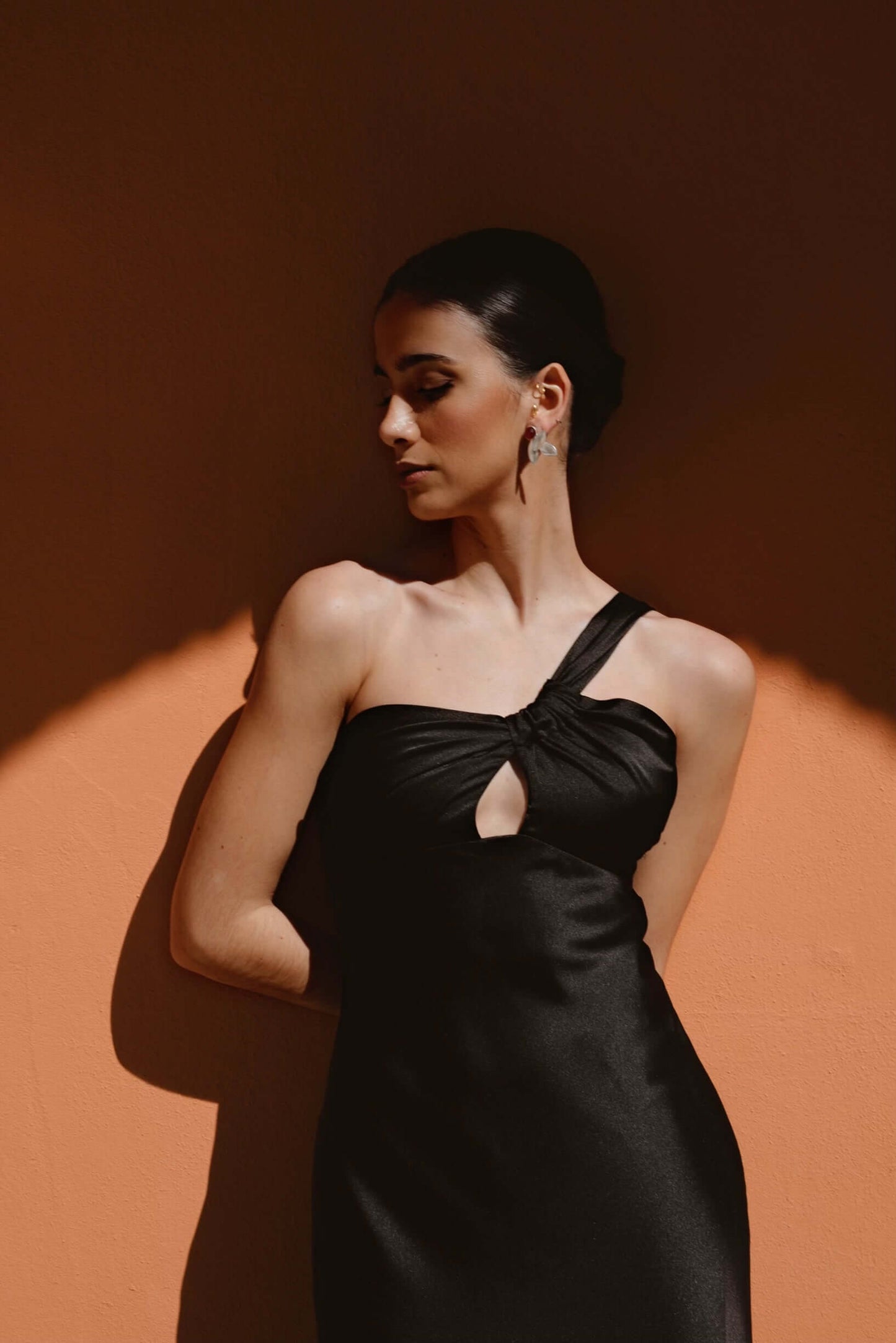 vestido invitada midi negro