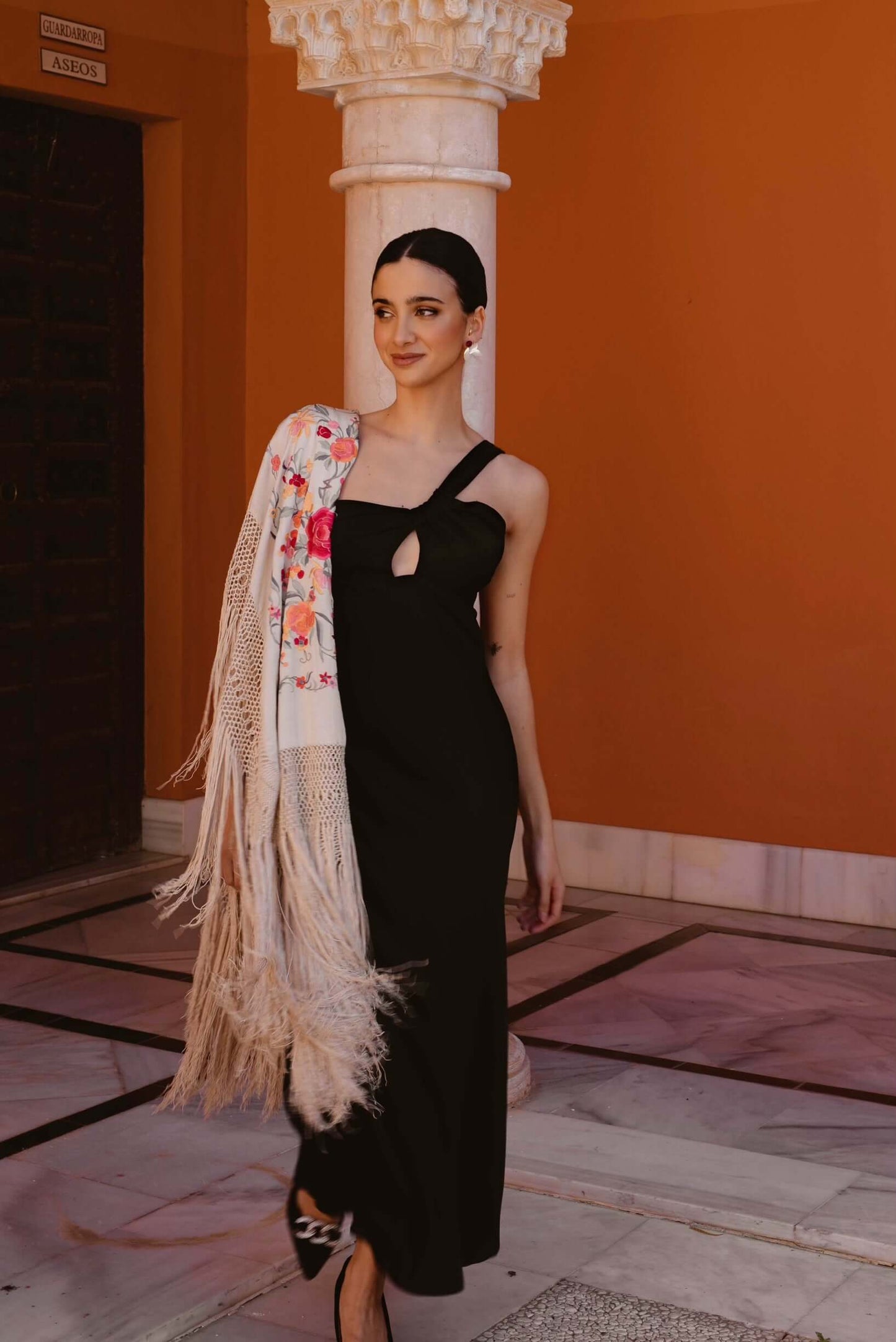 vestido negro invitada