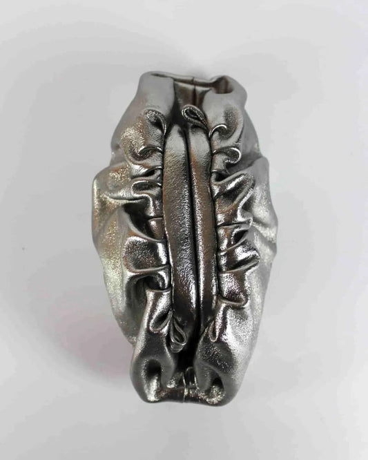 bolso de piel plateado