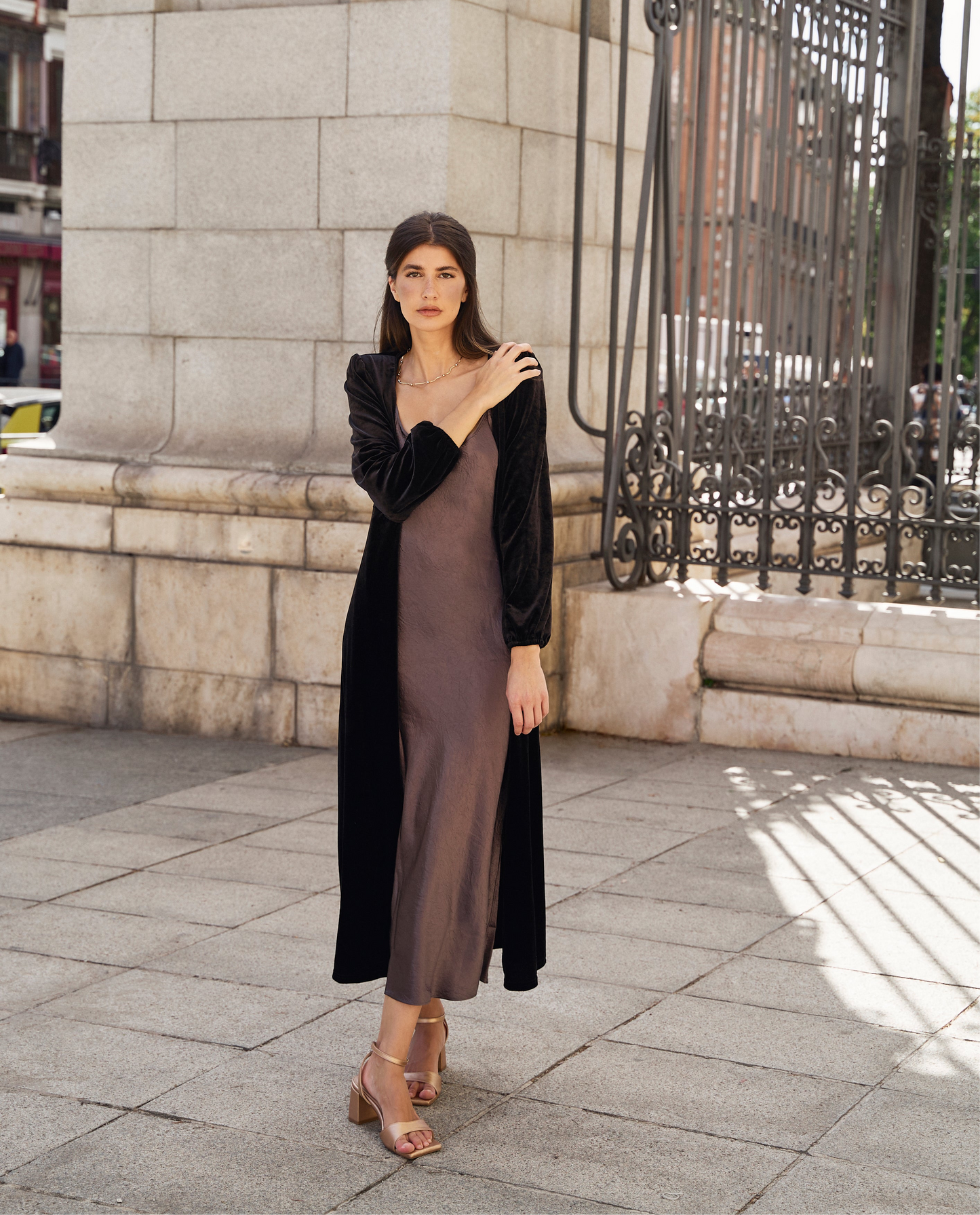 Invitada de invierno - Abrigo de terciopelo negro