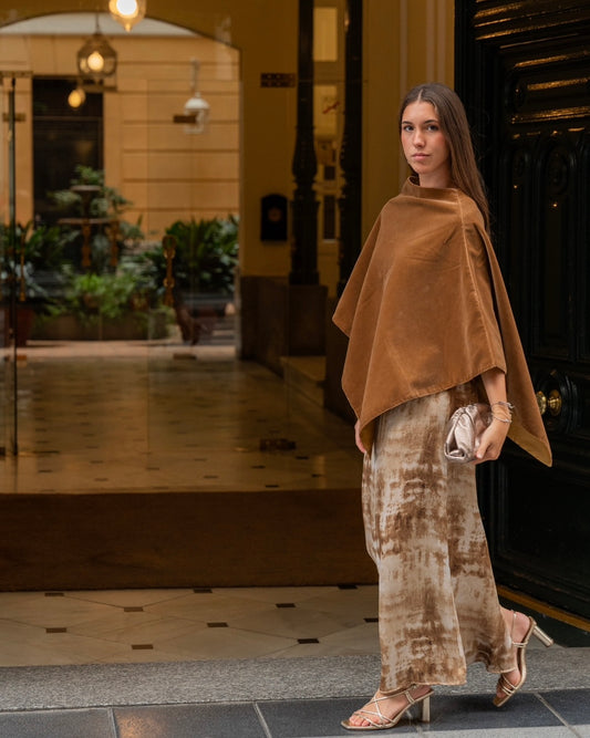 Poncho terciopelo marron caramelo - Invitada de invierno
