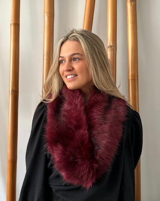Estola de pelo granate EOS - Invitada de invierno