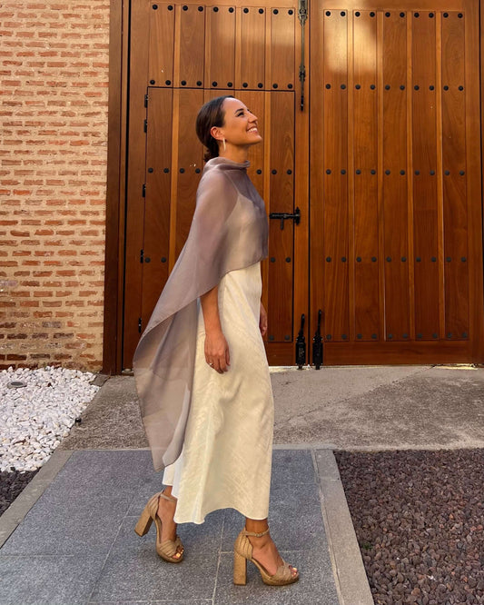 capa invitada boda beige