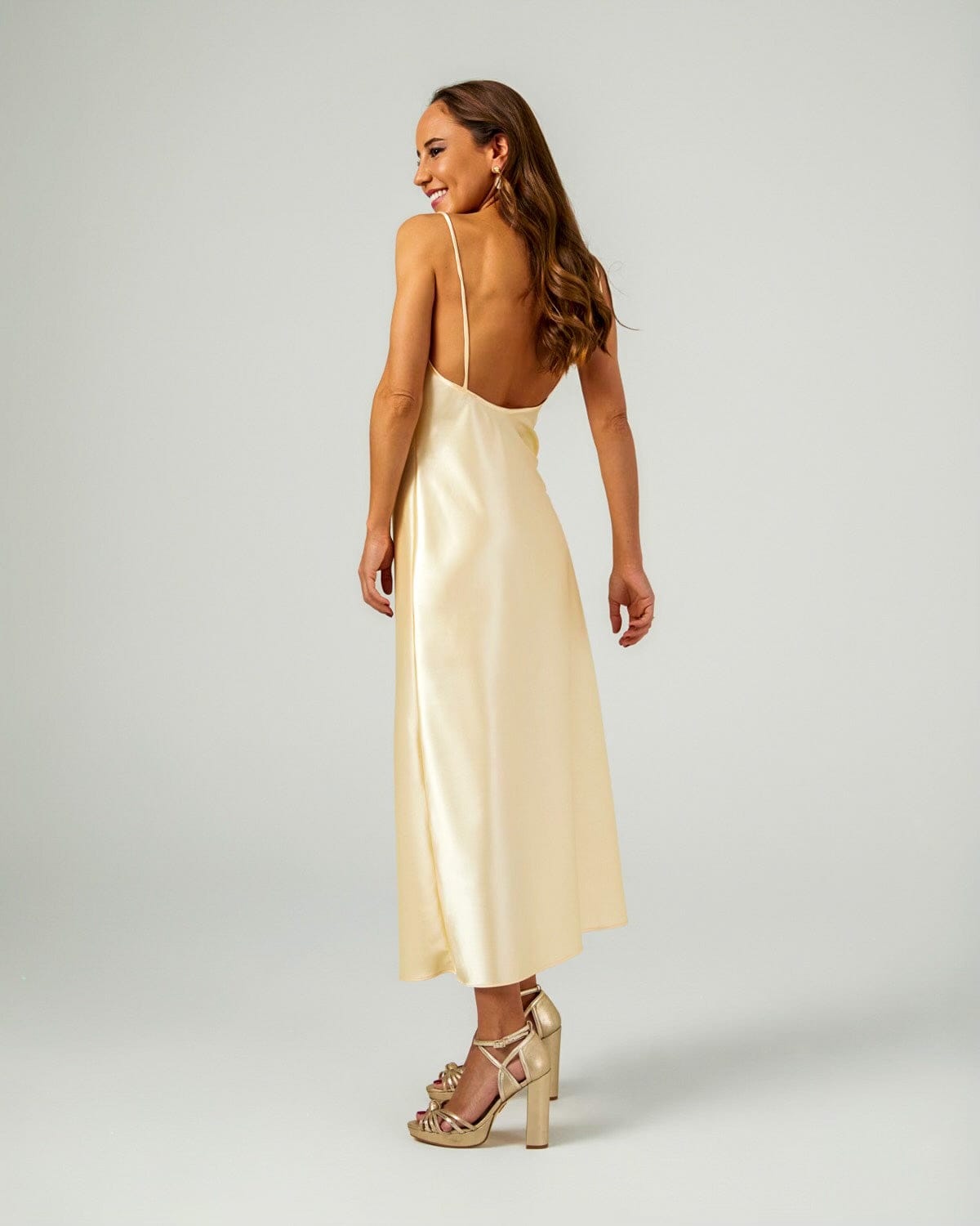 Vestido Cloe - Vestido satinado dorado