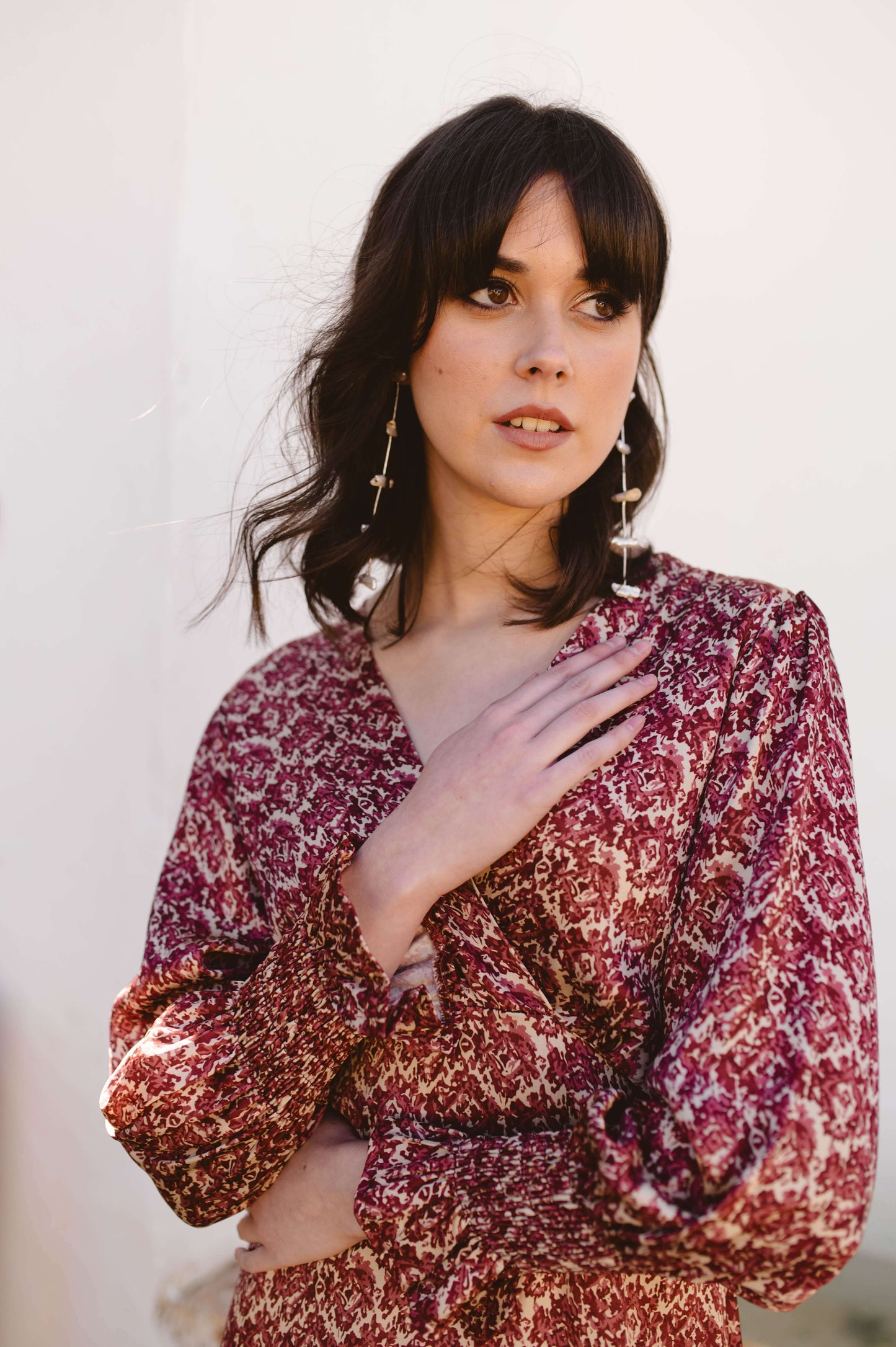 vestido estampado para invitada de boda granate