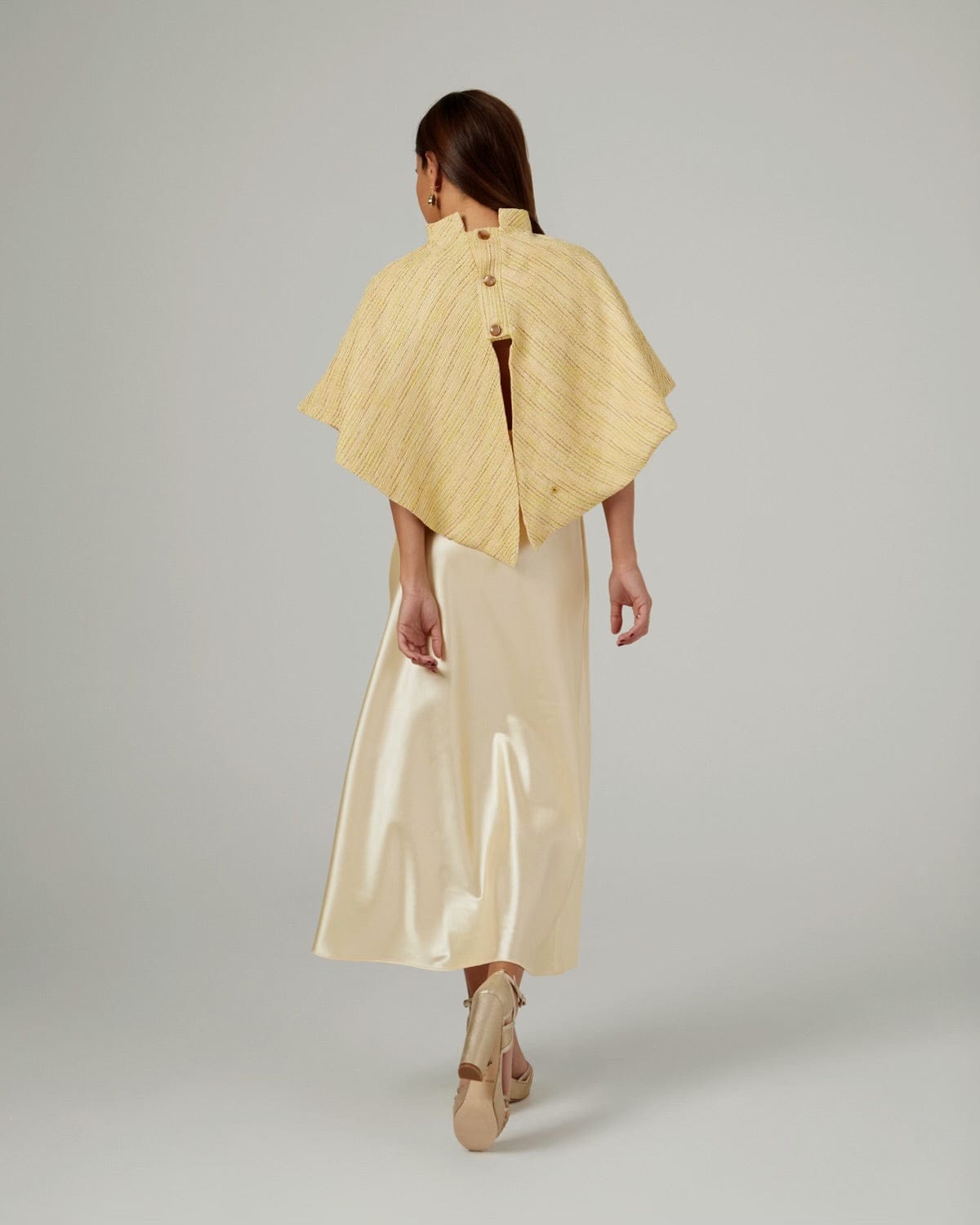 Capa chanel amarillo dorado invitada boda