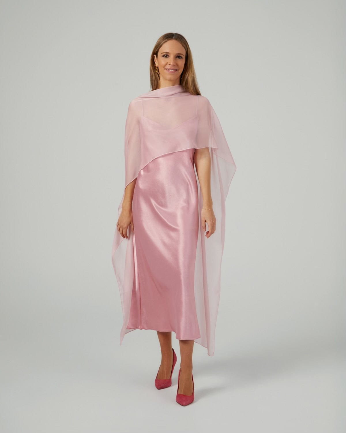 Capa para invitada de boda en gasa rosa – CAPAS CAPICUA