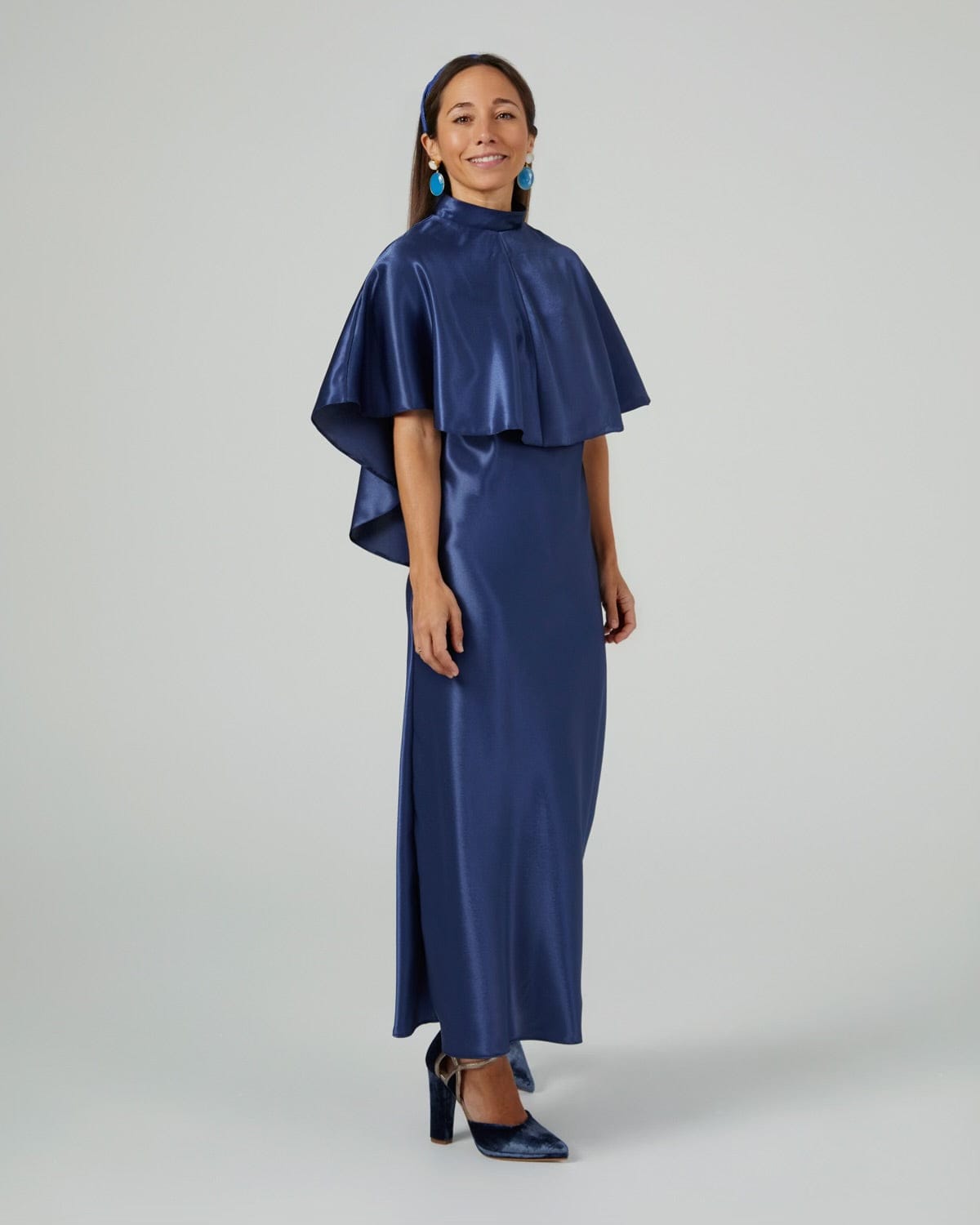 Vestido capa invitada boda conjunto