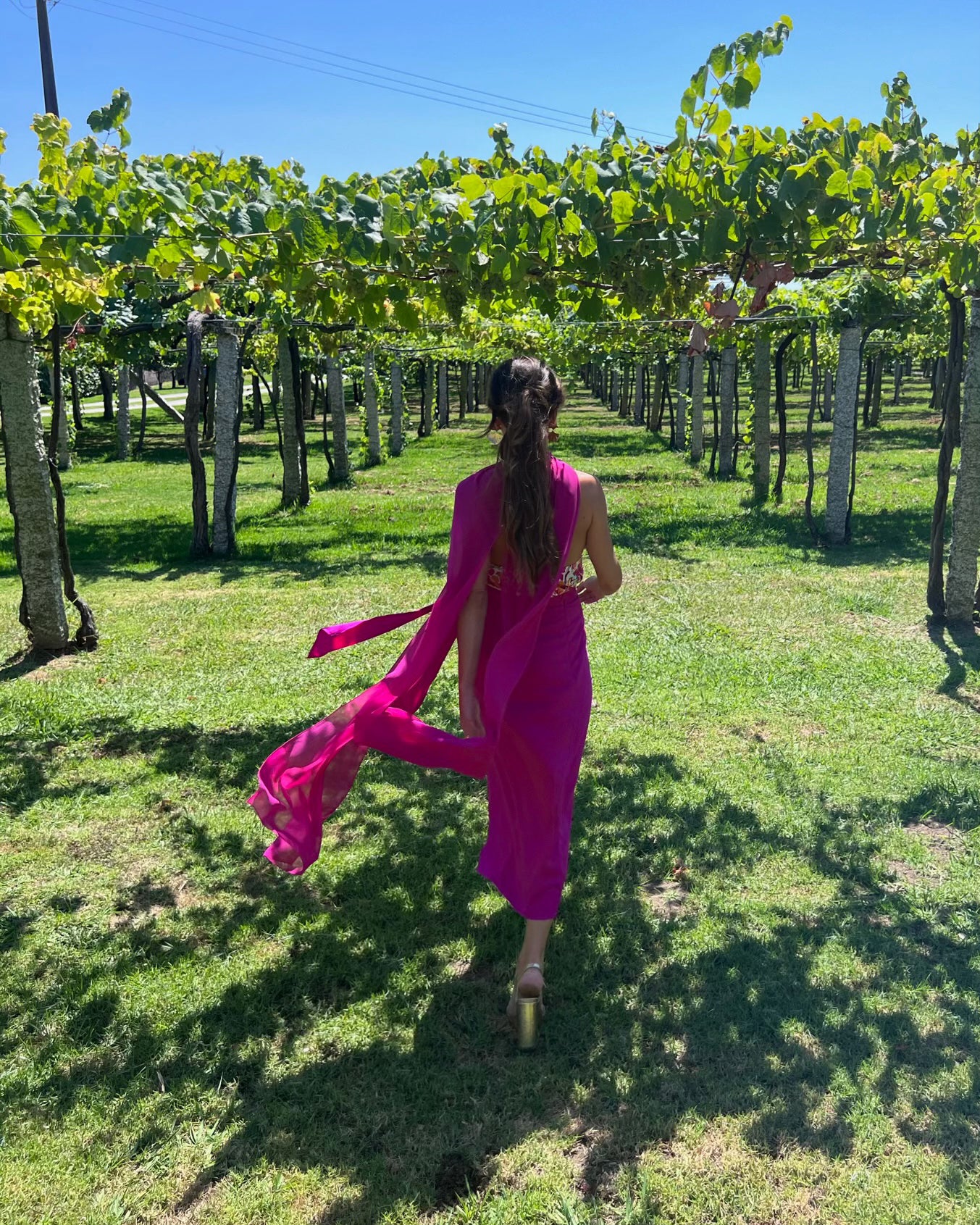 capa gasa larga invitada boda rosa fucsia