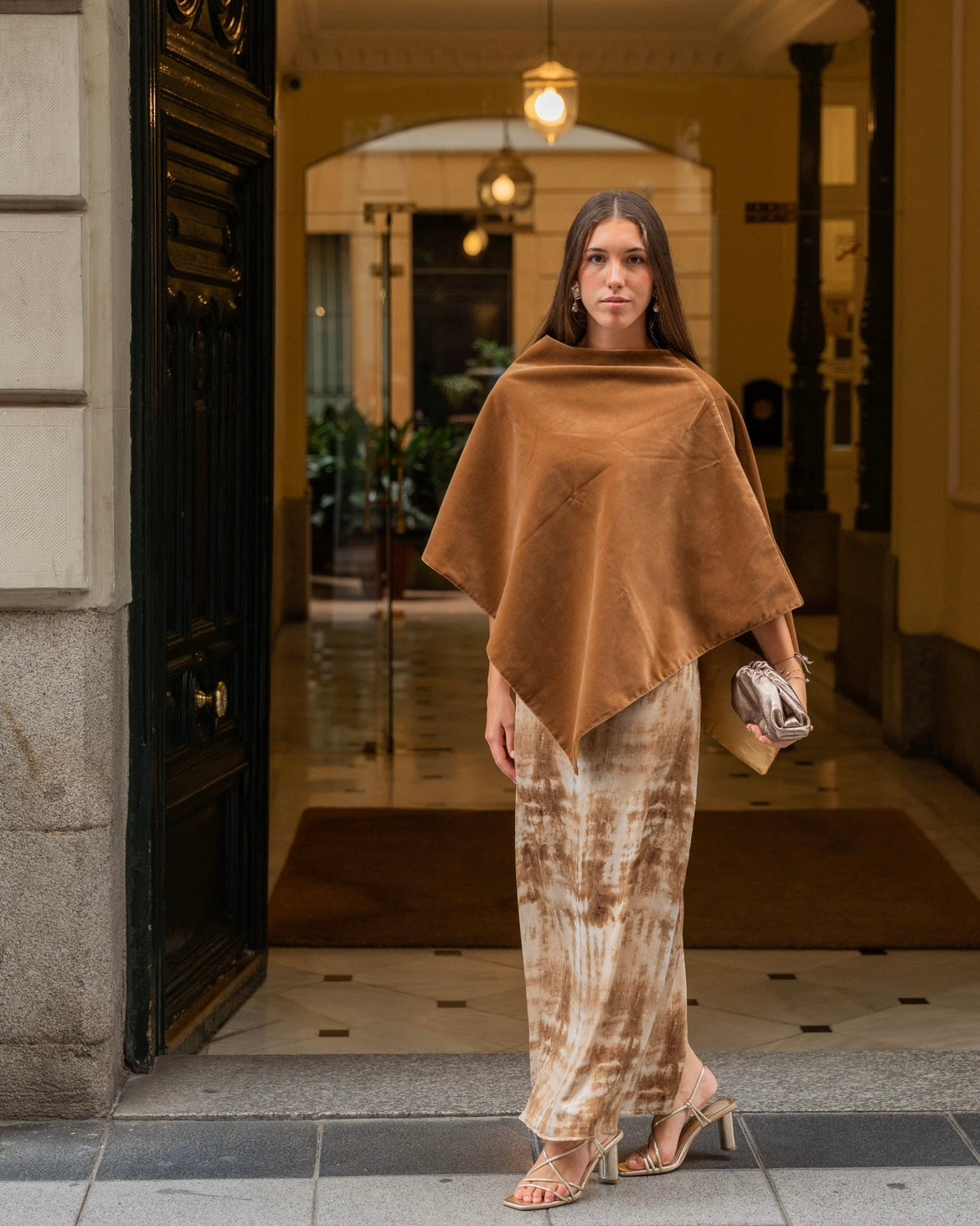 Poncho terciopelo marron caramelo - Invitada de invierno