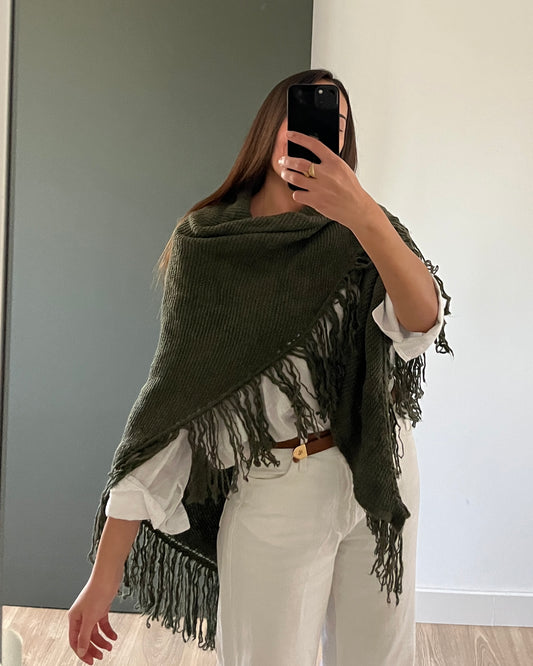 Poncho de flecos verde oscuro