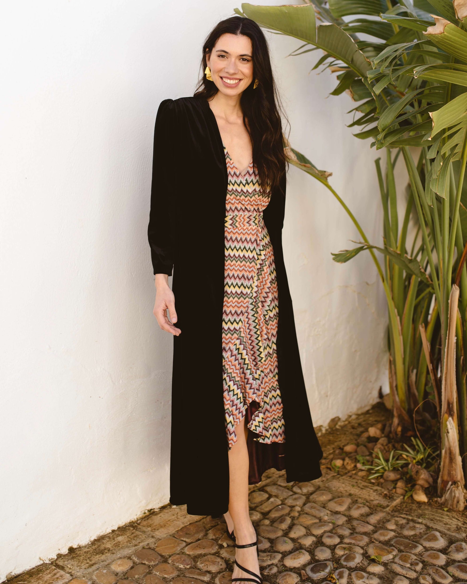 Abrigo de terciopelo negro invitada boda – CAPAS CAPICUA