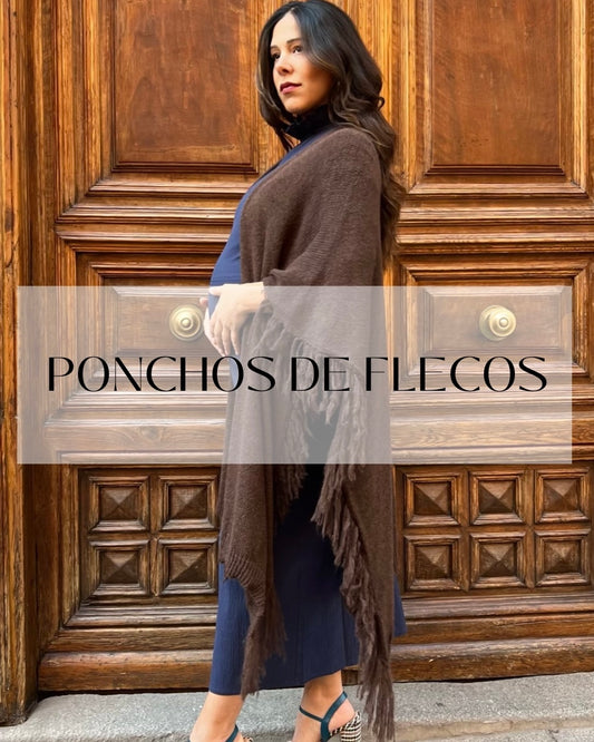 Poncho de flecos marron - invitada eventos