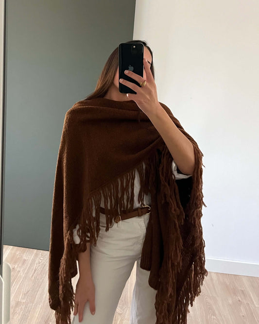 Poncho de flecos marron - invitada eventos