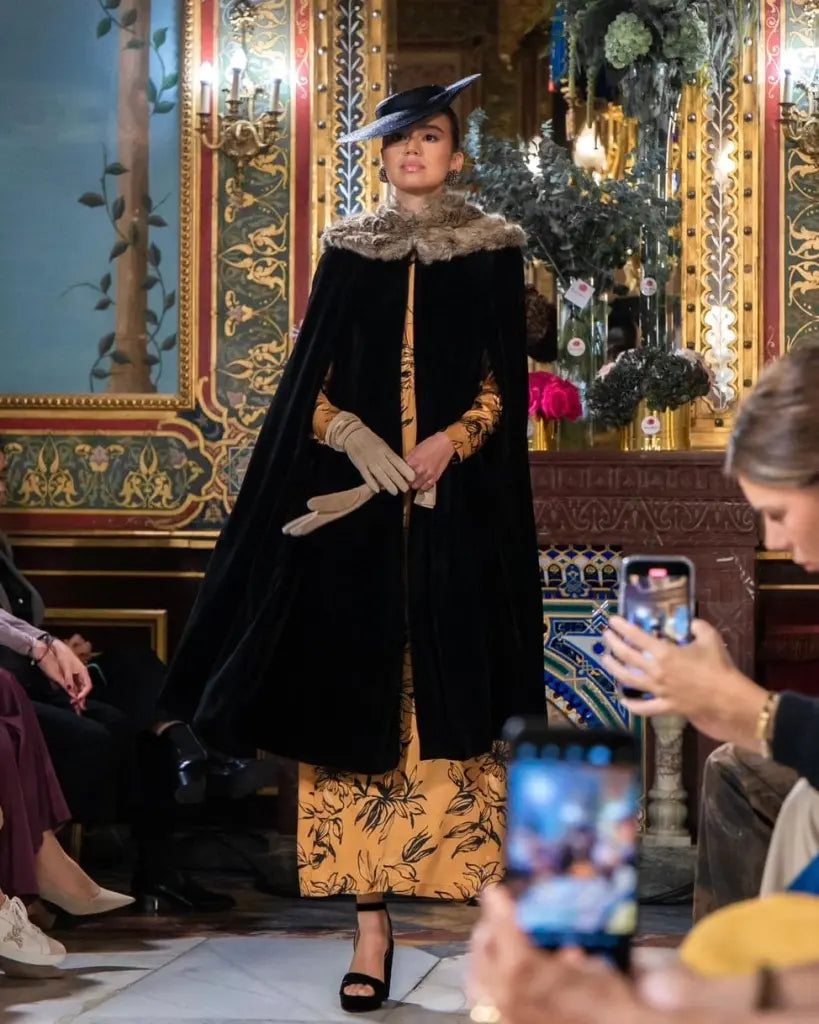 Capa sophia - terciopelo - invitada de invierno - ropa