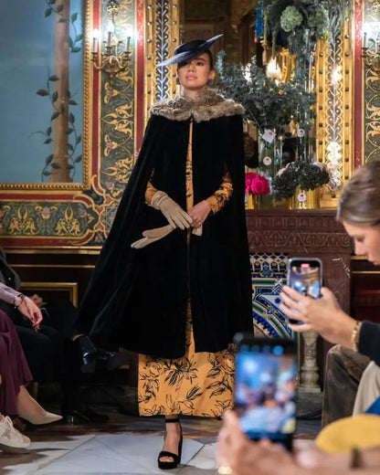 Capa sophia - terciopelo - invitada de invierno - ropa