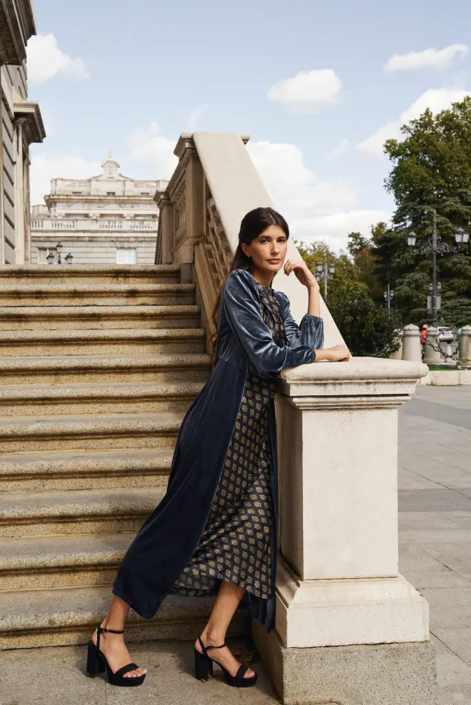 Invitada de invierno - abrigo terciopelo azul perla - ropa