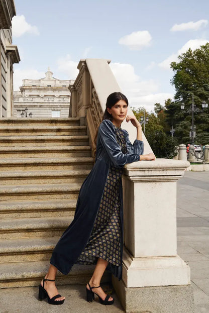Invitada de invierno - abrigo terciopelo azul perla - ropa