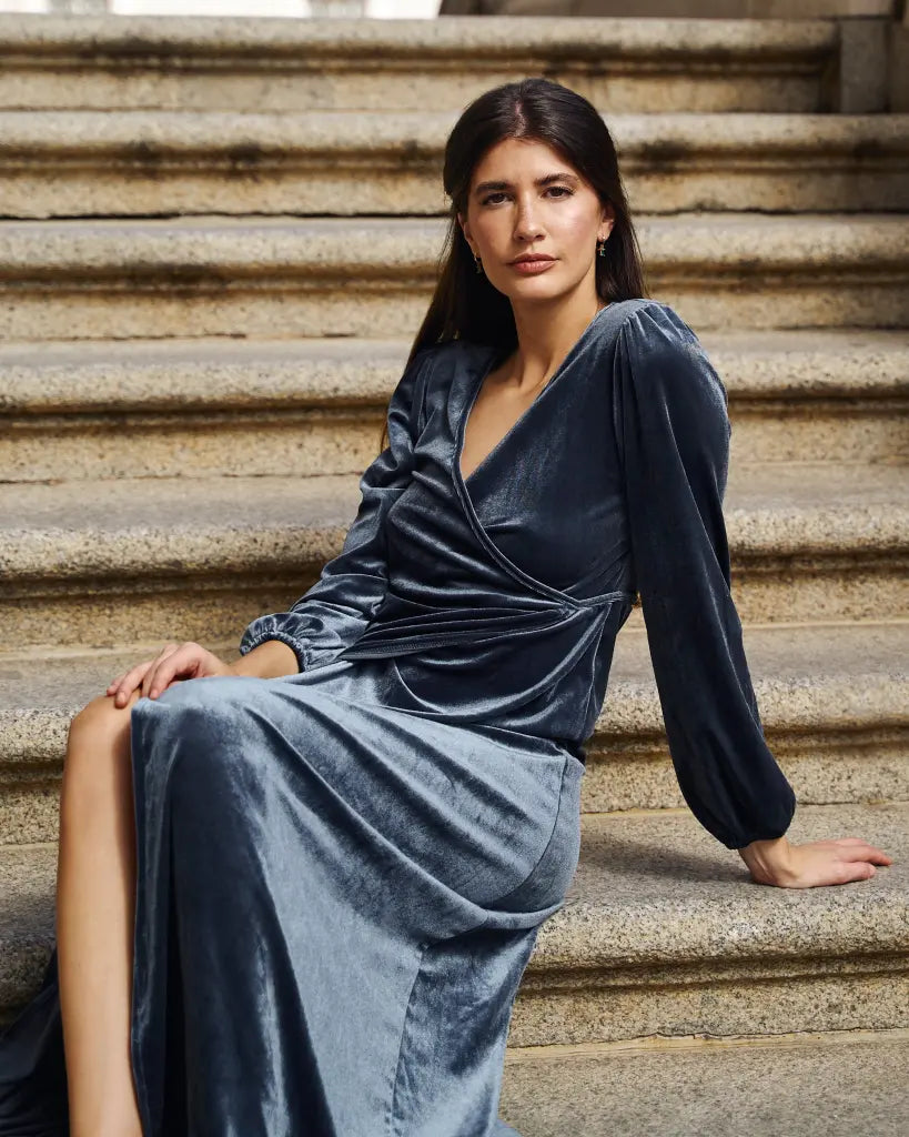 Invitada de invierno - abrigo terciopelo azul perla - ropa