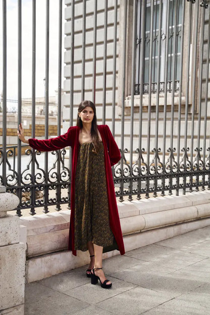 Invitada de invierno - abrigo terciopelo granate - ropa