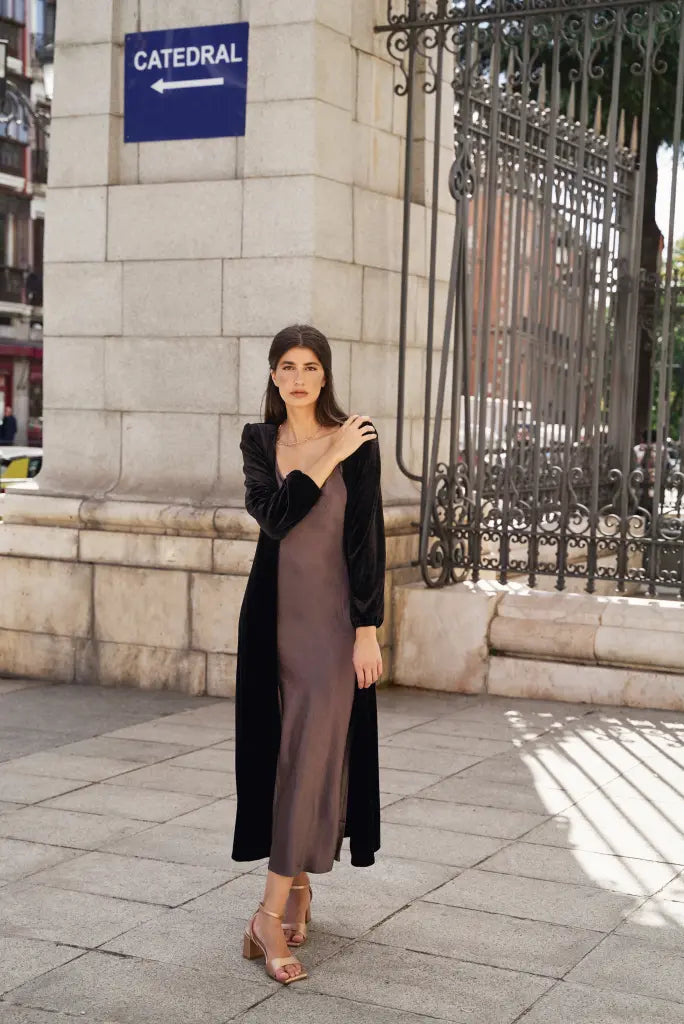 Invitada de invierno - abrigo terciopelo negro - ropa