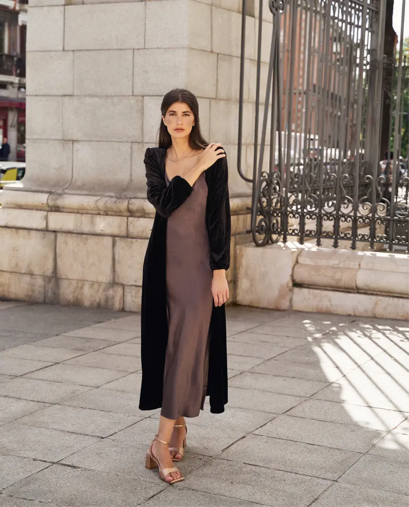 Invitada de invierno - abrigo terciopelo negro - ropa
