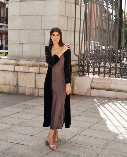 Invitada de invierno - abrigo terciopelo negro - ropa