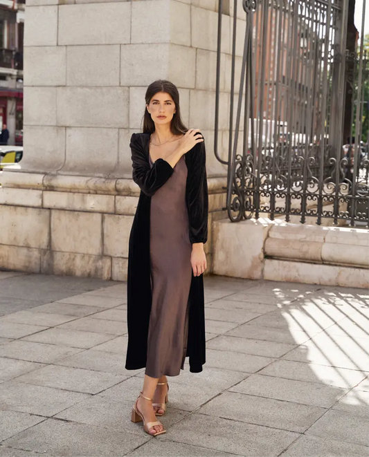 Invitada de invierno - abrigo terciopelo negro - ropa