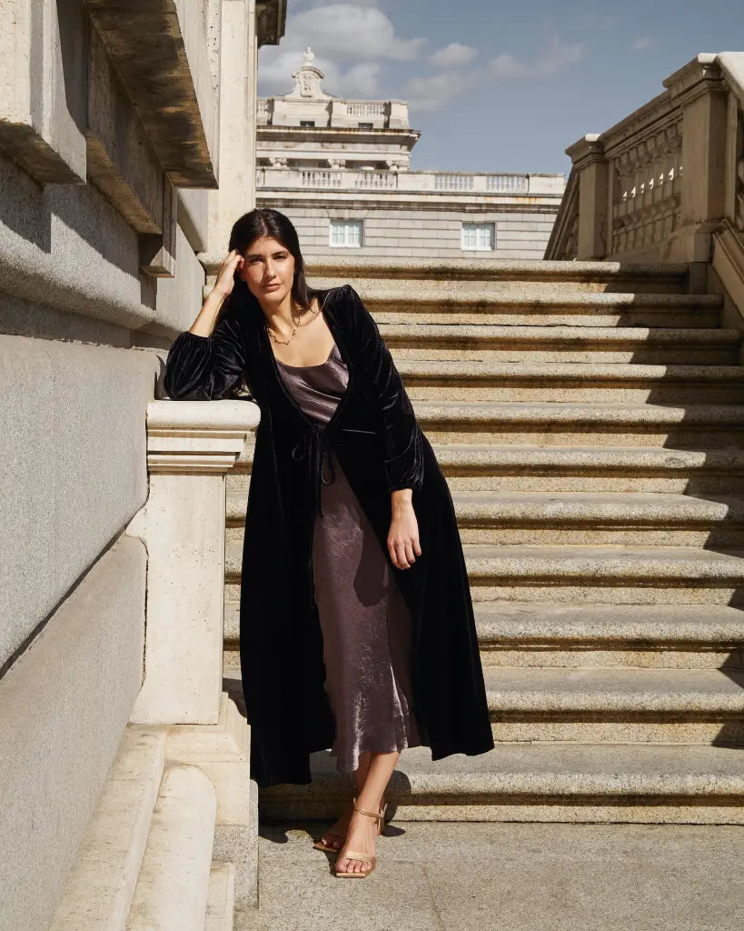 Invitada de invierno - abrigo terciopelo negro - ropa