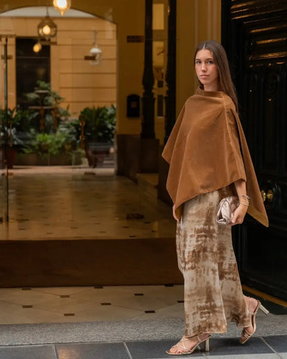 Poncho terciopelo marron caramelo - invitada de invierno