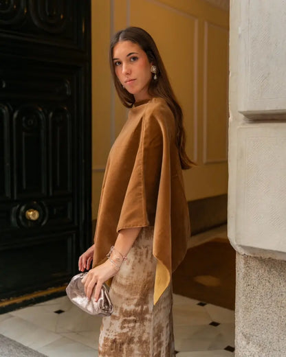 Poncho terciopelo marron caramelo - invitada de invierno