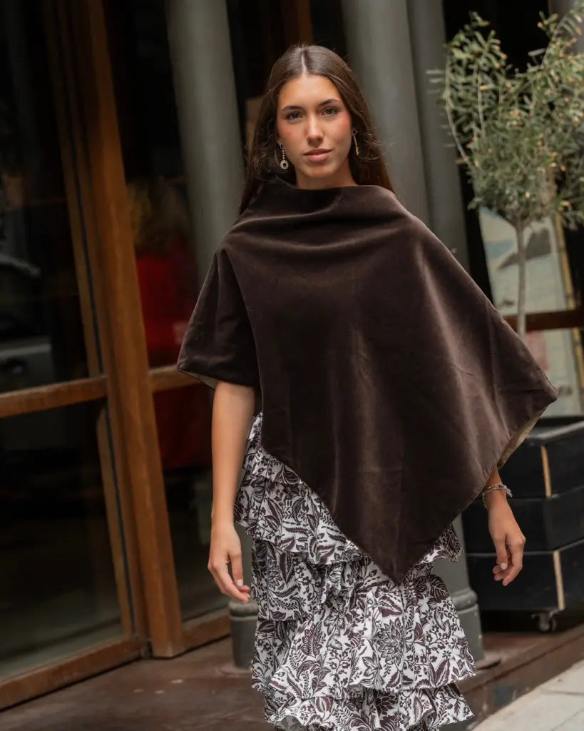 Poncho terciopelo marrón chocolate - invitada de invierno