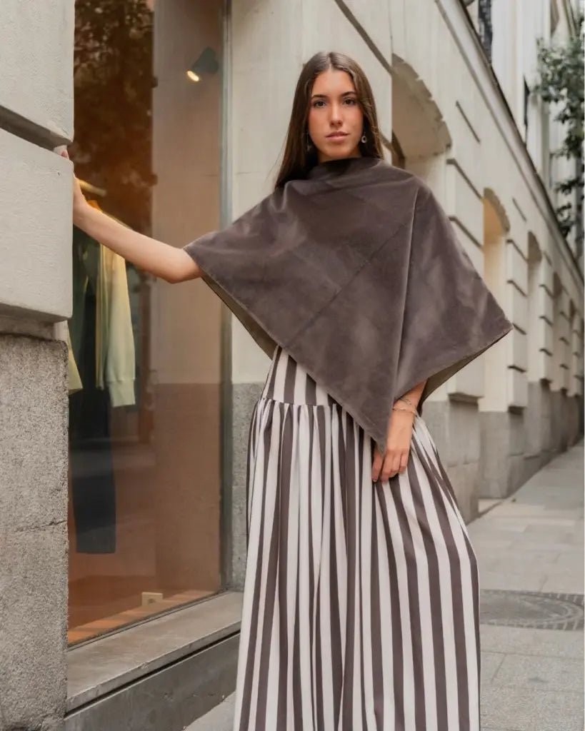 Poncho terciopelo marrón visón - invitada de invierno